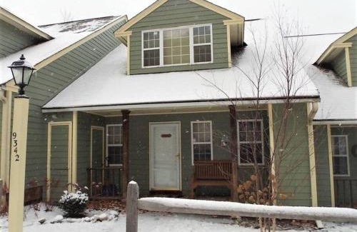 Hancock Maison | Spacious 3BR 3BA Sleeps 8 Ski On Off Jiminy Mountain Resort