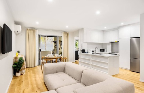Indooroopilly Appartement | Spacious 3BR Getaway | Great Location & Comfort