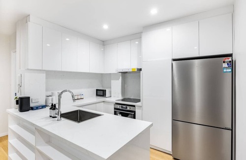 Indooroopilly Appartement | Spacious 3BR Getaway | Great Location & Comfort