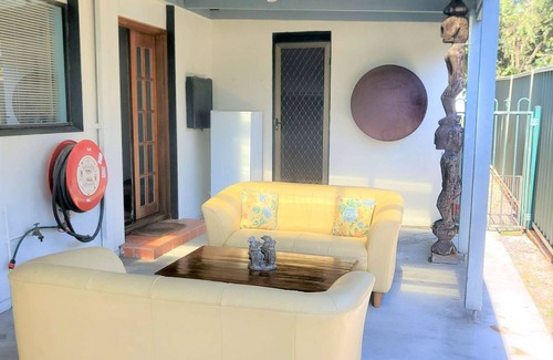 Callala Bay Maison | Spacious 3BR ground floor holiday home close to beach