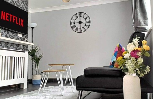 Luton Appartement | Spacious 3BR Home w. Garden & Parking | Sleeps 7 | Near Luton Airport