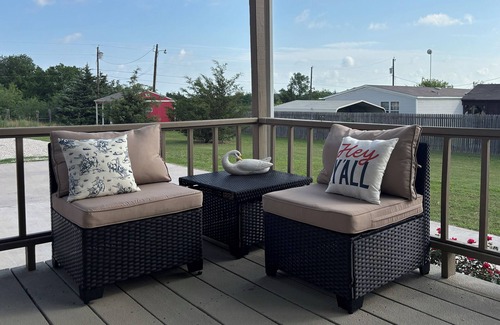 Navarro County Maison | Spacious 3BR Home + Barn Theater in the Country Between Dallas & Houston