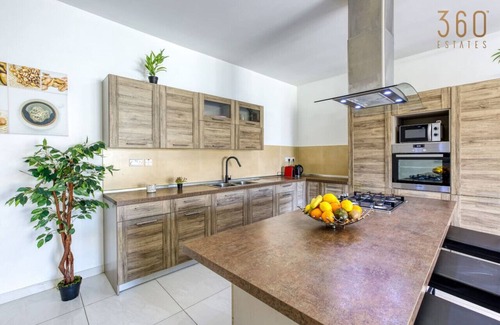 Zabbar Appartement | Spacious 3BR home with Private Terrace & WIFI