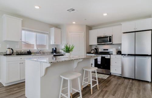 San Jacinto Appartement | Spacious 3BR Home with Lake Access & Mountain Views