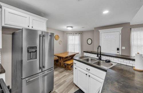 Owasso Maison | Spacious 3BR Home with KING Bed in Prime Location