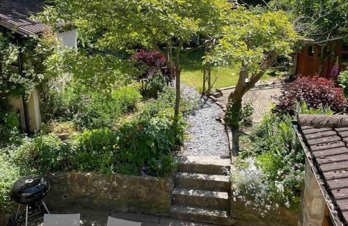 Chepstow Maison | Spacious 3BR in Historic Chepstow, Cottage Garden