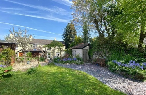 Chepstow Maison | Spacious 3BR in Historic Chepstow, Cottage Garden