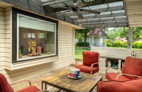 Garden Oaks Maison | Spacious 3BR Retreat - Pool Table Gazebo Yard