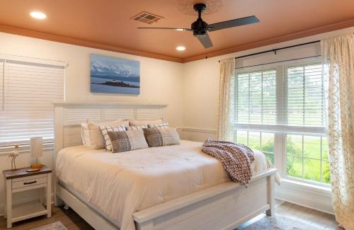 Garden Oaks Maison | Spacious 3BR Retreat - Pool Table Gazebo Yard