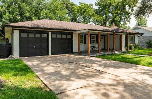Garden Oaks Maison | Spacious 3BR Retreat - Pool Table Gazebo Yard