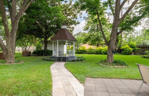 Garden Oaks Maison | Spacious 3BR Retreat - Pool Table Gazebo Yard