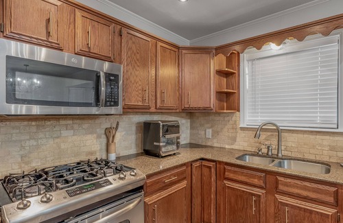 Shreveport Maison | Spacious 3BR Retreat Near Golf Course – Cozy & Convenient Stay in Shreveport!