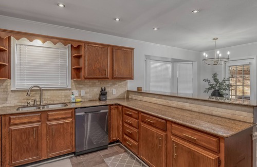 Shreveport Maison | Spacious 3BR Retreat Near Golf Course – Cozy & Convenient Stay in Shreveport!