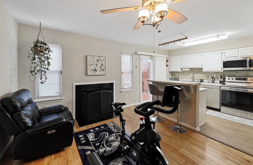 Calverton Appartement | Spacious 3BR Townhouse with Balcony & Gym