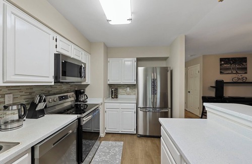 Calverton Appartement | Spacious 3BR Townhouse with Balcony & Gym