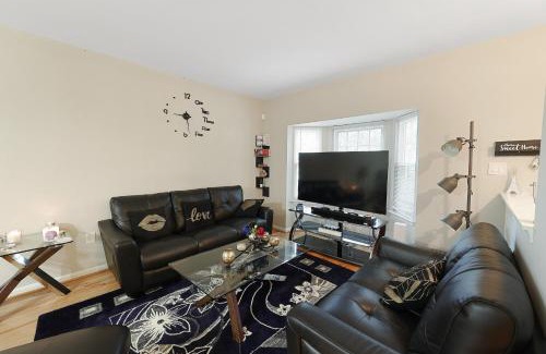 Calverton Appartement | Spacious 3BR Townhouse with Balcony & Gym
