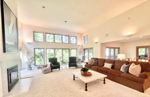 Fontana Maison | Spacious 4 BDR Home in Desirable Abbey Springs