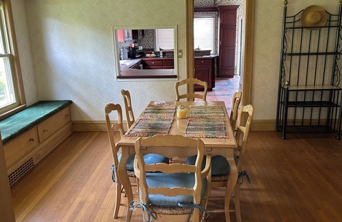Avon Lake Maison | Spacious 4-bdrm house & Lake view sitting area in backyard & lake access nearby
