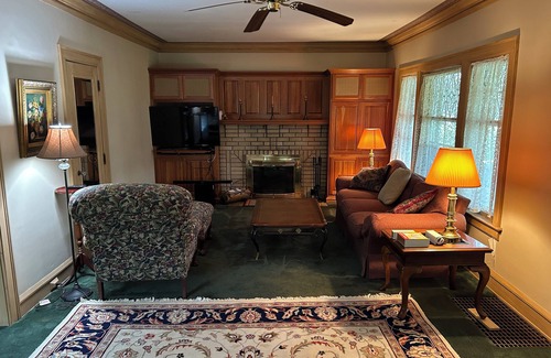 Avon Lake Maison | Spacious 4-bdrm house & Lake view sitting area in backyard & lake access nearby