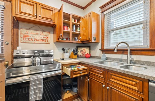 Rochester Maison | Spacious 4 BDRM w/Onsite Parking & A/C!