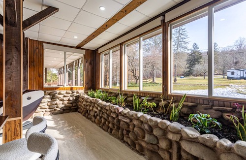 North Branch Maison | Spacious 4 Bdrm w/ Indoor Heated Pool+Sauna+Creek