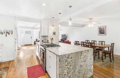 Allston Maison | Maison de ville spacieuse avec 3 chambres et 2 salles de bains avec parking GRATUIT, Animaux OK