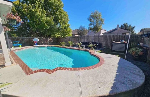 San Antonio Maison | Spacious 4 bed 2.5 bath Serenity Splash Villa in San Antonio with private pool