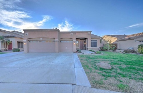 San Tan Ranch Maison | Spacious 4 bed 2 bath with Game Room and Hot Tub.