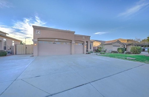 San Tan Ranch Maison | Spacious 4 bed 2 bath with Game Room and Hot Tub.