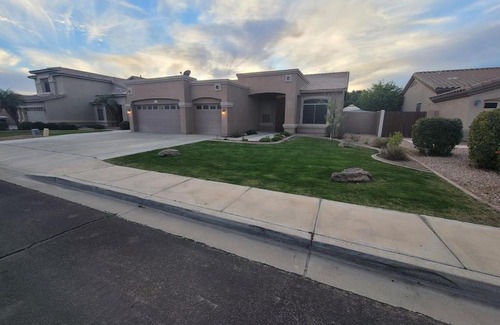 San Tan Ranch Maison | Spacious 4 bed 2 bath with Game Room and Hot Tub.