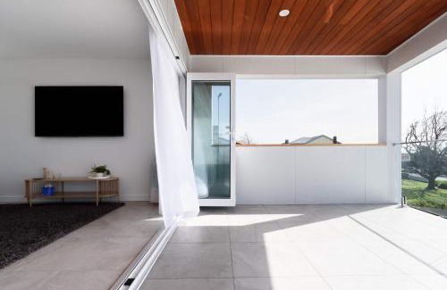 Bridport Maison | Spacious 4-Bed Coastal Retreat with Ocean Views