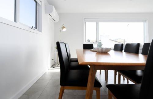 Bridport Maison | Spacious 4-Bed Coastal Retreat with Ocean Views