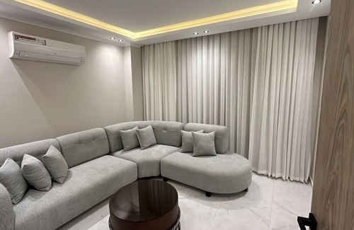 Al-'Umraniyah Appartement | Spacious 4-bedroom apartment in fabulous Giza Governorate with AC, WiFi