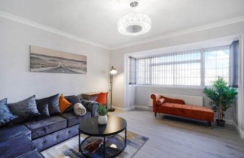 Custom House Appartement | Spacious, 4 bed, Garden, Parking, ExCel London