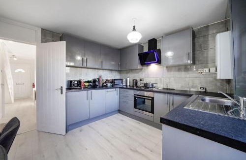 Custom House Appartement | Spacious, 4 bed, Garden, Parking, ExCel London