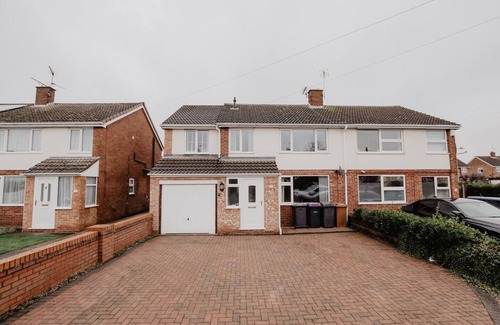 North Hykeham Maison | Spacious 4-Bed House with Parking Near City Centre