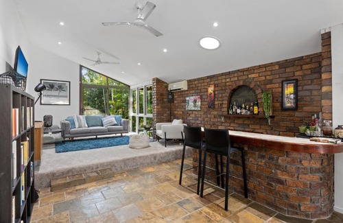 Currumbin Waters Maison | Spacious 4-bed Home with Waterfront Pontoon