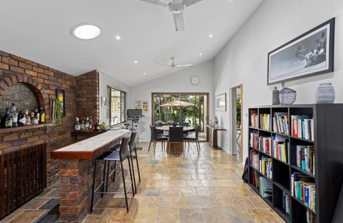 Currumbin Waters Maison | Spacious 4-bed Home with Waterfront Pontoon