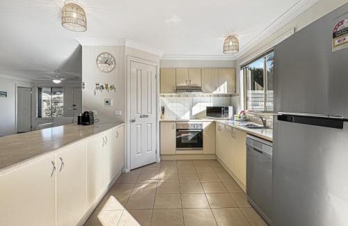 Broulee Maison | Spacious 4-Bed Home 2-Min to the Beach