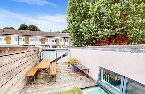 Mile End Maison | Spacious 4 Bed Home - 5 min walk to 2 Stations