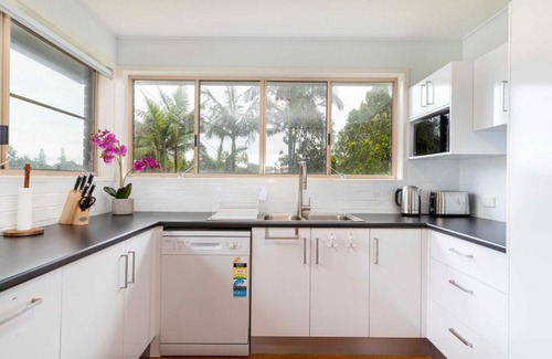 Shelly Beach Maison | Spacious 4-Bed House Metres from Beach