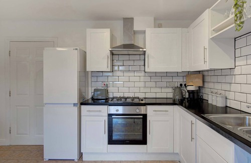 Whitestake Maison | Spacious 4 Bed Preston Home with Garden & Parking