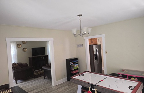Charlton Heights Maison | Spacious 4-bedroom house in Charlton Heights with hottub & game room