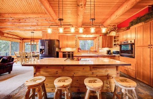 Colorado Springs Maison | Spacious 4-bedroom log cabin in beautiful Colorado Springs with fitness room