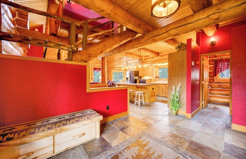 Colorado Springs Maison | Spacious 4-bedroom log cabin in beautiful Colorado Springs with fitness room