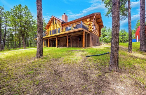 Colorado Springs Maison | Spacious 4-bedroom log cabin in beautiful Colorado Springs with fitness room