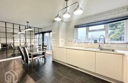Havering Maison | Spacious 4-Bedroom Home | Driveway & Garden