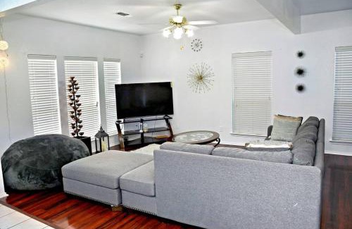 Southeast Arlington Maison | Spacious 4-bedroom house with AC, Wi-Fi superb in the Heart of Arlington, TX!