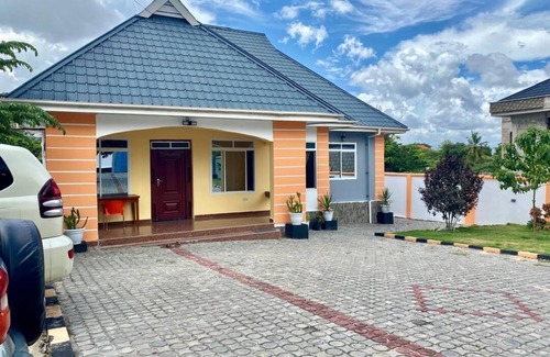 Kisutu Maison | Spacious 4-bedroom house in gorgeous Dar es Salaam with Wi-Fi, AC