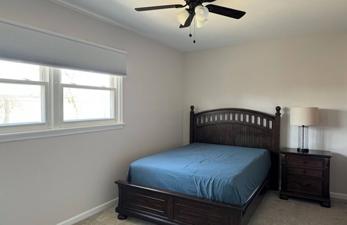 Downers Grove Maison | Spacious 4-bedroom house in quaint neighborhood with furnished basement.